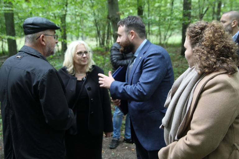 Przedstawicielka Ambasady Izraela na uroczystościach w lesie Rudzickim