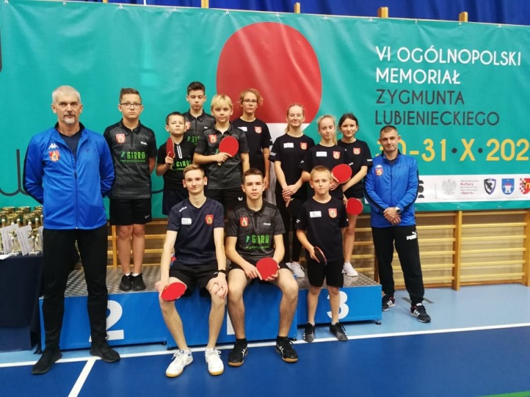 Medale tenisistów stołowych KTS Lisiec Wielki w krajowych turniejach, remis w lidze