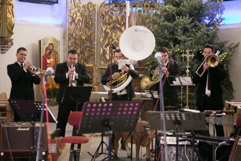Wyjątkowy koncert muzyków z GOK. Kolędy zabrzmiały w klasztorze