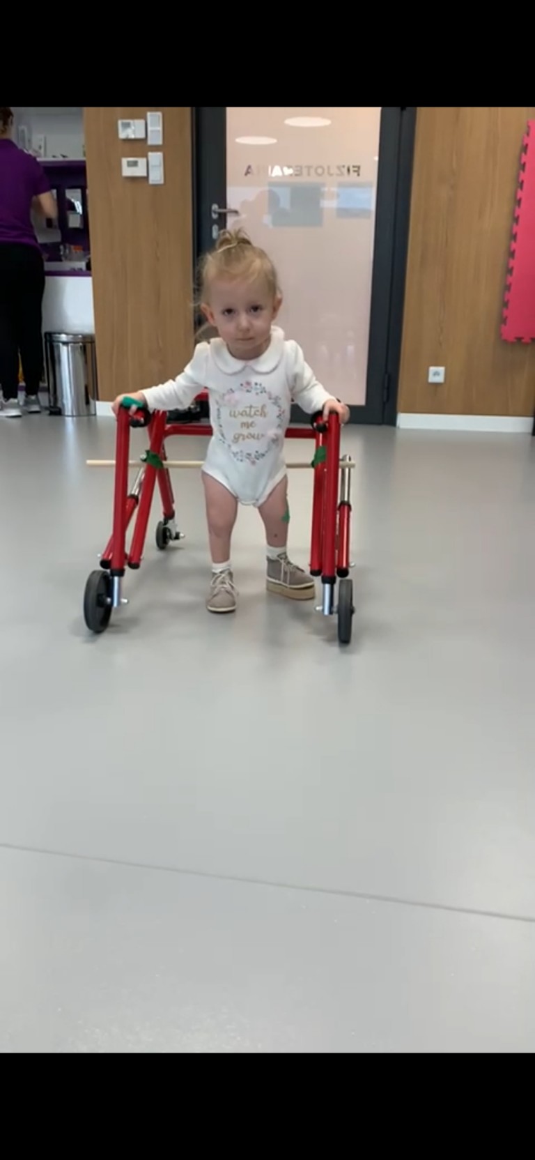 Mała Ala przeszła dwie operacje w European Paley Institute. Uczy się chodzić!