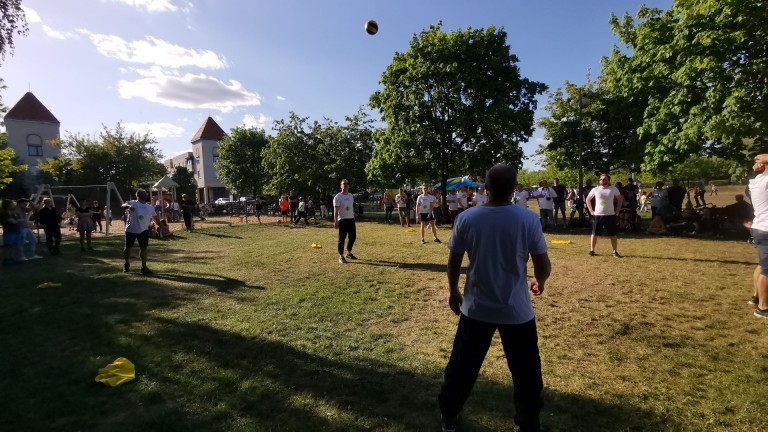 Festyn na Chorzniu. Samorządowcy i trenerzy Górnika zagrali w siatkówkę