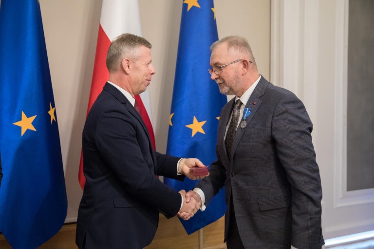 Wójt i dyrektor CUS z medalami od prezydenta Andrzeja Dudy