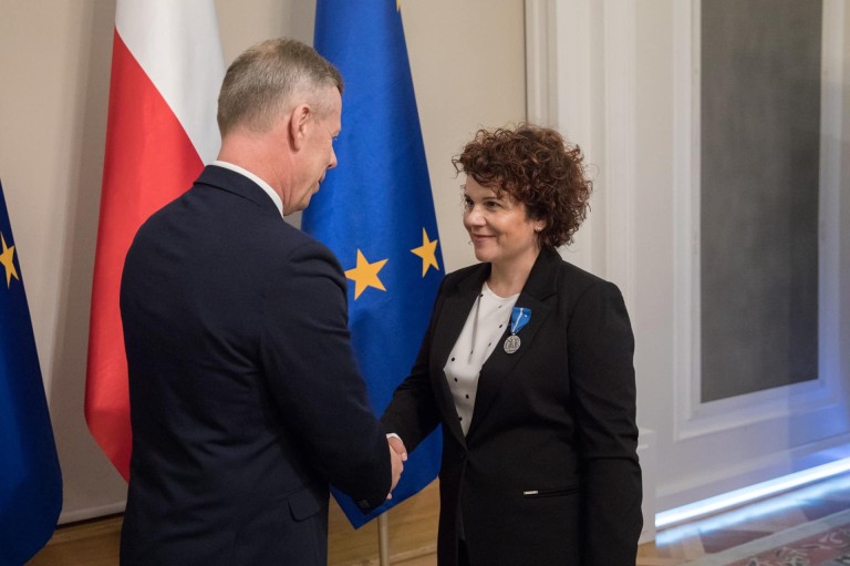 Wójt i dyrektor CUS z medalami od prezydenta Andrzeja Dudy
