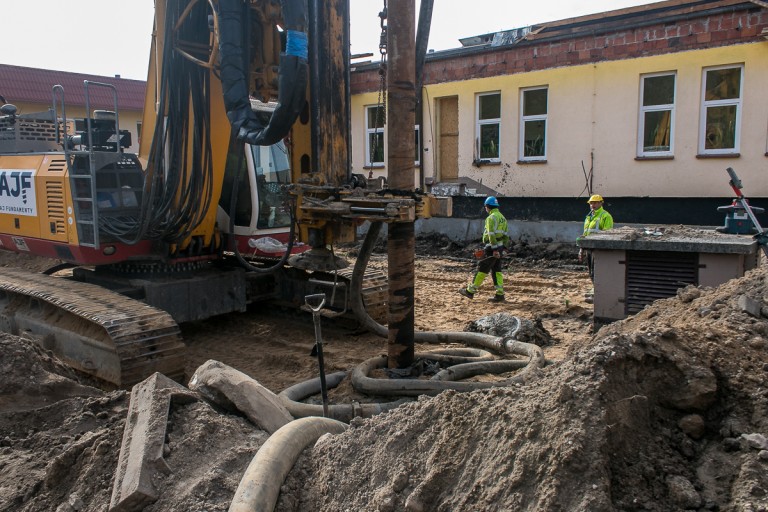 Kazimierz Biskupi. Prace przy rozbudowie przedszkola trwają. Wiercili otwory w ziemi na dwanaście metrów