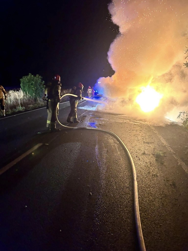 Nocny wypadek w gminie Stare Miasto. Auto stanęło w płomieniach