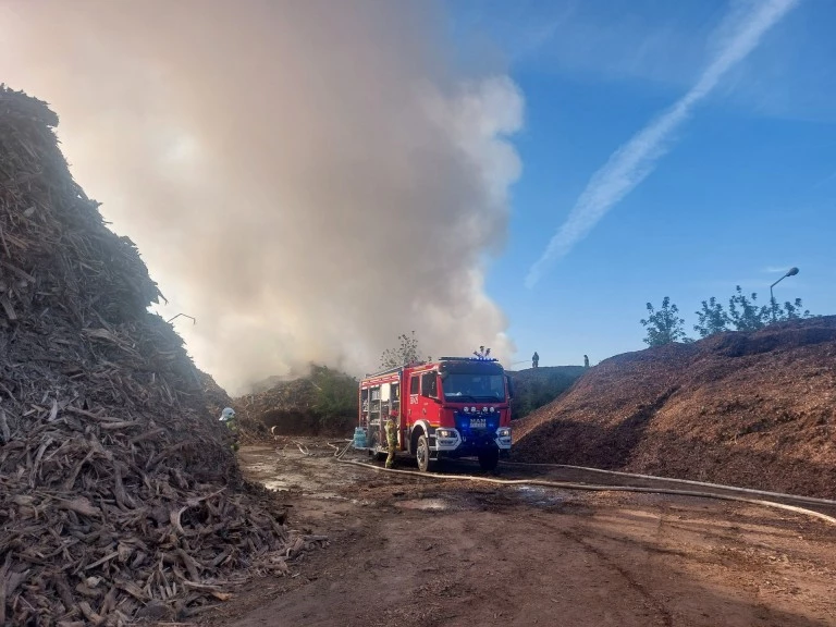Sławoszewek. Wtorkowy pożar biomasy to podpalenie? Straż wszczęła postępowanie