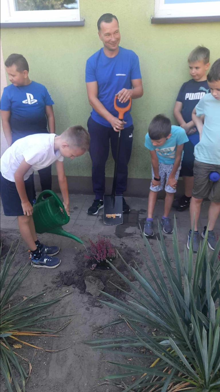 Uczniowie dbają o planetę: sprzątanie, sadzenie i rozmowa z patronką