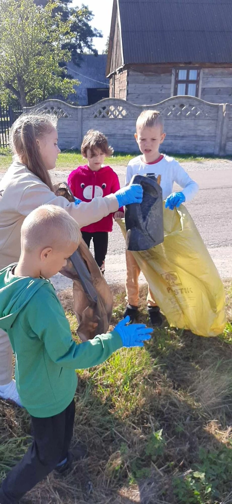 Uczniowie dbają o planetę: sprzątanie, sadzenie i rozmowa z patronką
