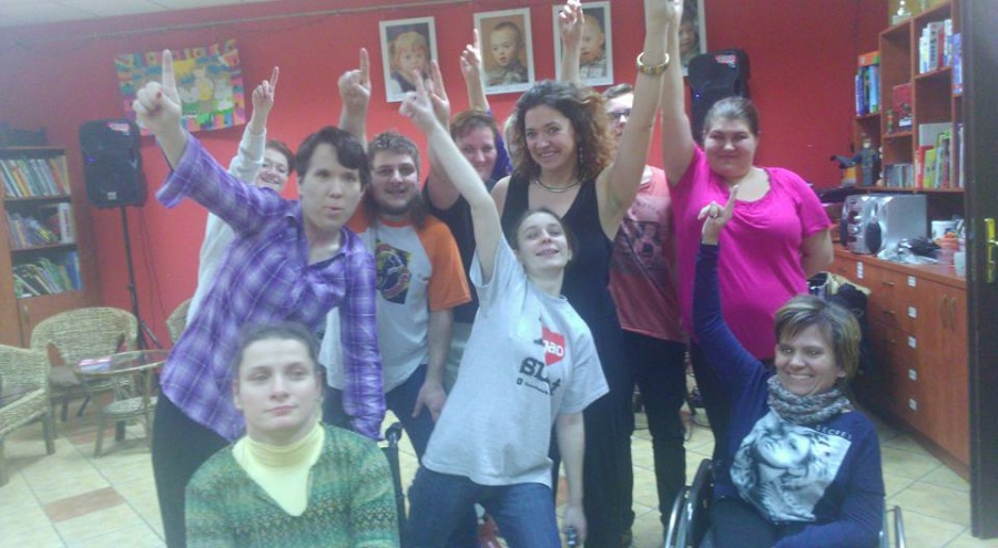 Wspólny taniec przeciwko przemocy na pl. Wolności w Koninie