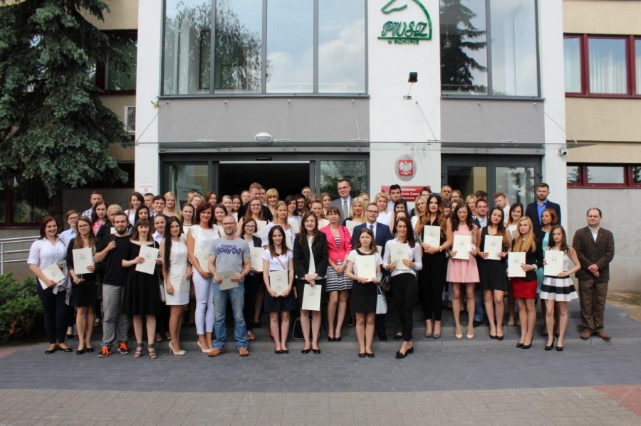 Statuetki i listy gratulacyjne dla najlepszych studentów PWSZÂ 