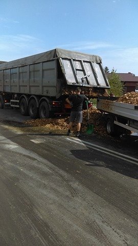 Golina. Dwie tony odpadów po cebuli na drodze krajowej nr 92