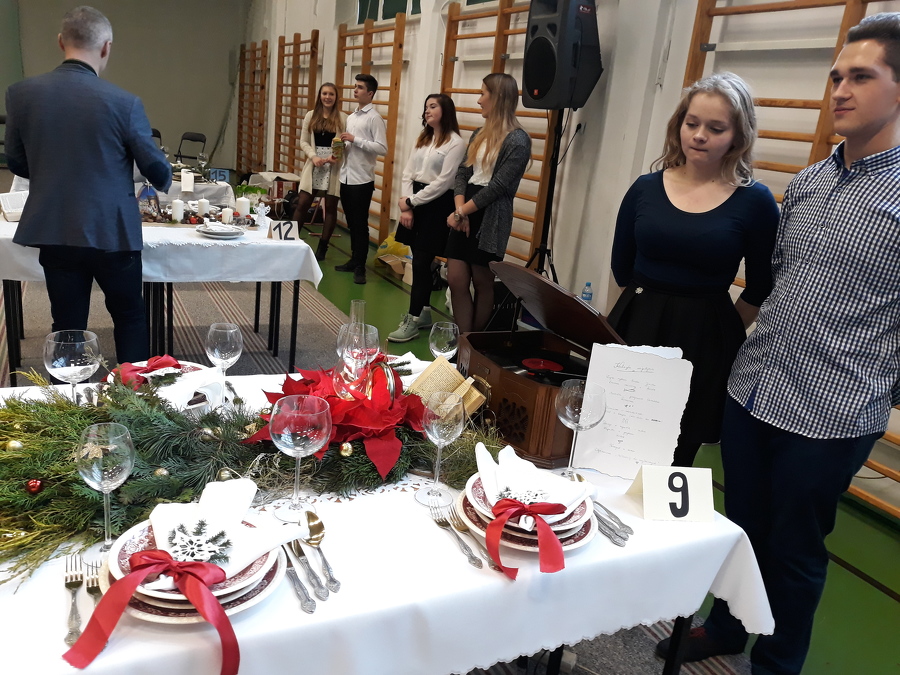 Żychlin. Uczniowie z Wielkopolski dekorowali świąteczne stoły