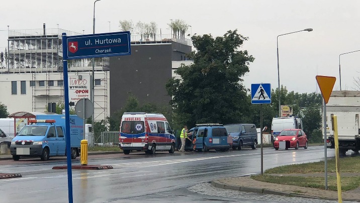 Konin. Uderzył w samochód PWiK-u. Kolizja na ul. Poznańskiej