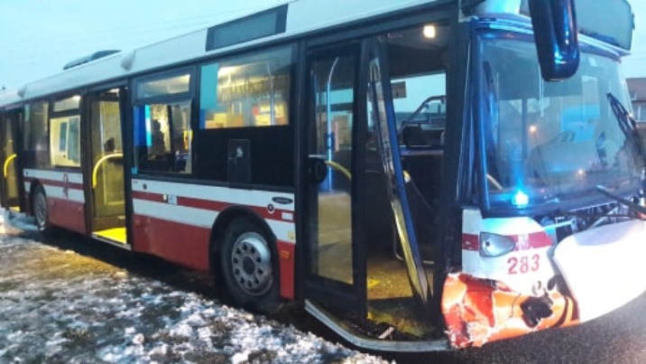 Autobus zderzył się z samochodem osobowym. Dwie osoby ranne