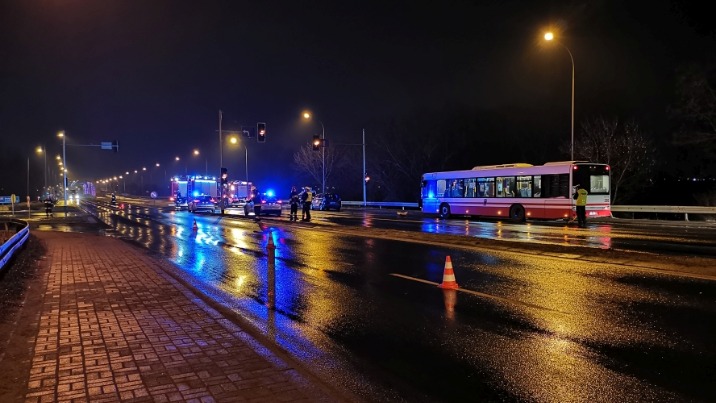 Wypadek na skrzyżowaniu. Autobus MZK uderzył w peugeota