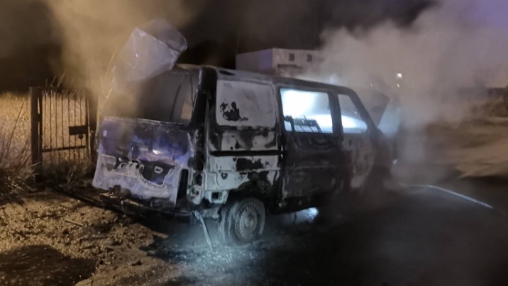 Nocny pożar samochodu marki VW w miejscowości Chmielnik