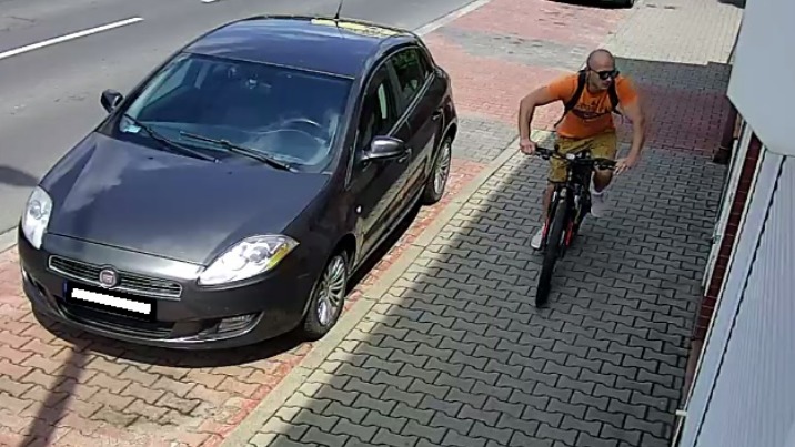 Turek. Policjanci poszukują sprawcy kradzieży roweru górskiego