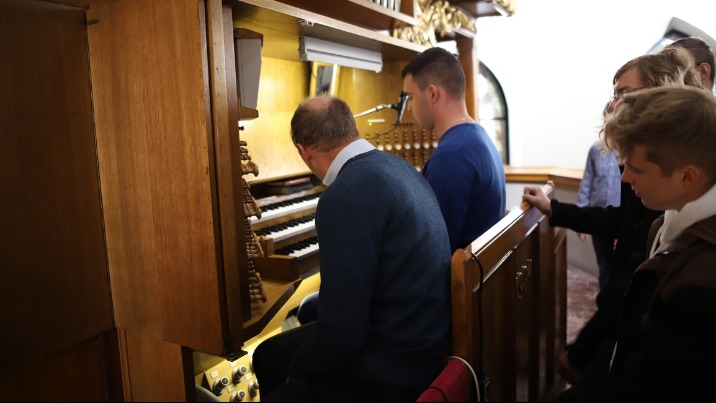 Licheń. Studenci uczelni muzycznych na warsztatach organowych