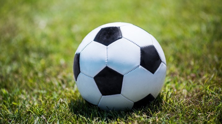 Niższe ligi piłkarskie: MKS Dąbie przegrał, ale liderem pozostał