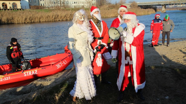 Święty Mikołaj przypłynął do Konina łodzią. Zabawa na rynku