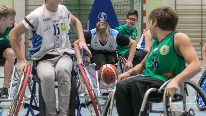 Koszykarze na wózkach grają w turnieju pamięci Roberta Wiśnika