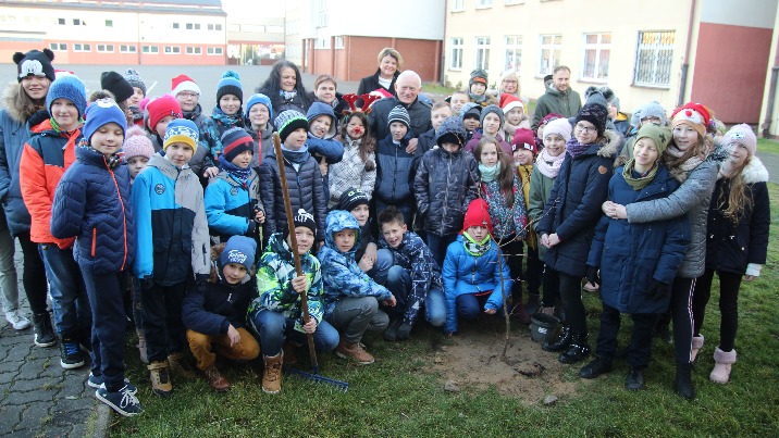 Konin. Uczniowie SP9 sadzili drzewa wspólnie z Leszkiem Millerem