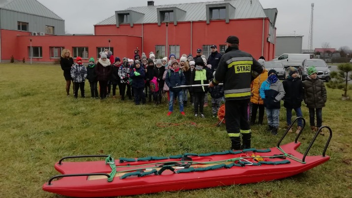 Turek. Policjanci i strażacy ostrzegali dzieci przed zabawą na lodzie
