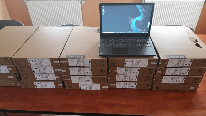 Kleczew. Dwadzieścia laptopów trafiło do szkół z terenu gminy