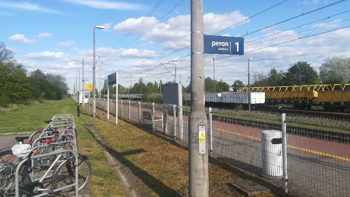 Gabloty, tablice i nowe oznakowanie na peronach w Wielkopolsce