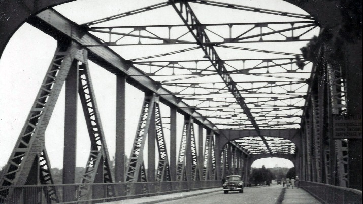 Decyzję o budowie żelaznego mostu podjęto po wielkiej powodzi