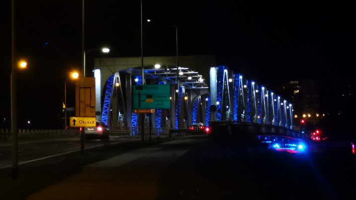 Most żelazny i gabinet prezydenta podświetlone na niebiesko