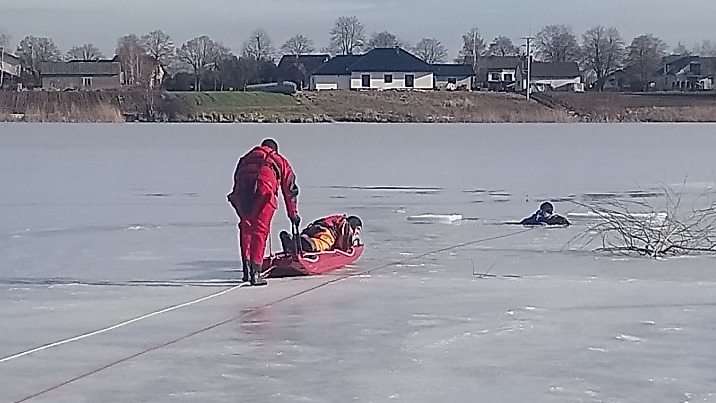Strażacy ćwiczyli podejmowanie osób, pod którymi zarwał się lód