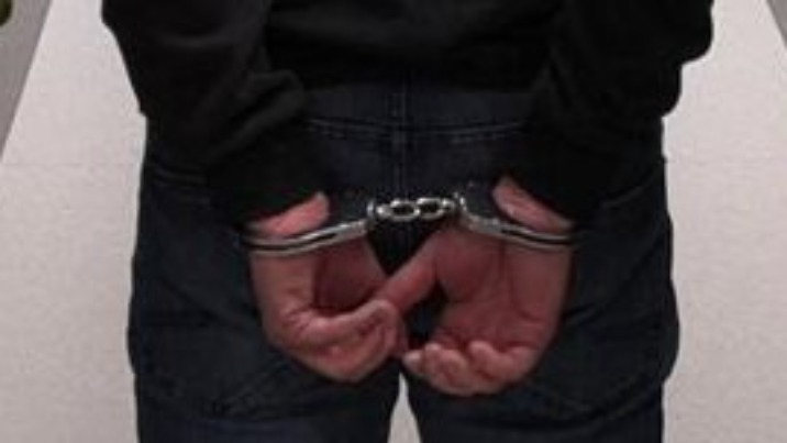 Poszukiwany przez trzy sądy 23-latek został zatrzymany w Koninie