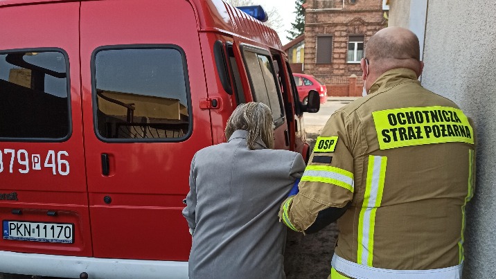 Strażacy pomogli seniorom dotrzeć na szczepienie przeciw COVID
