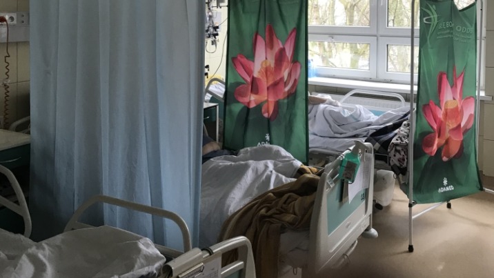 Koronawirus. Szpital w Koninie zwiększa liczbę łóżek dla chorych na COVID-19, w Słupcy nie ma już wolnych respiratorów