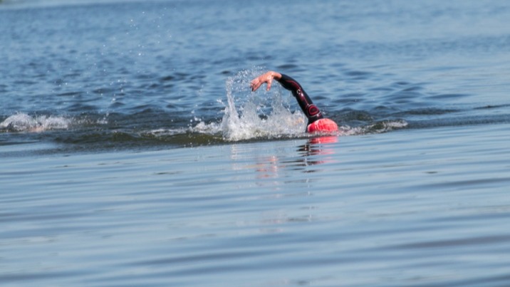 Przedsmak Garmin Iron Triathlon. Pływali w Jeziorze Ślesińskim