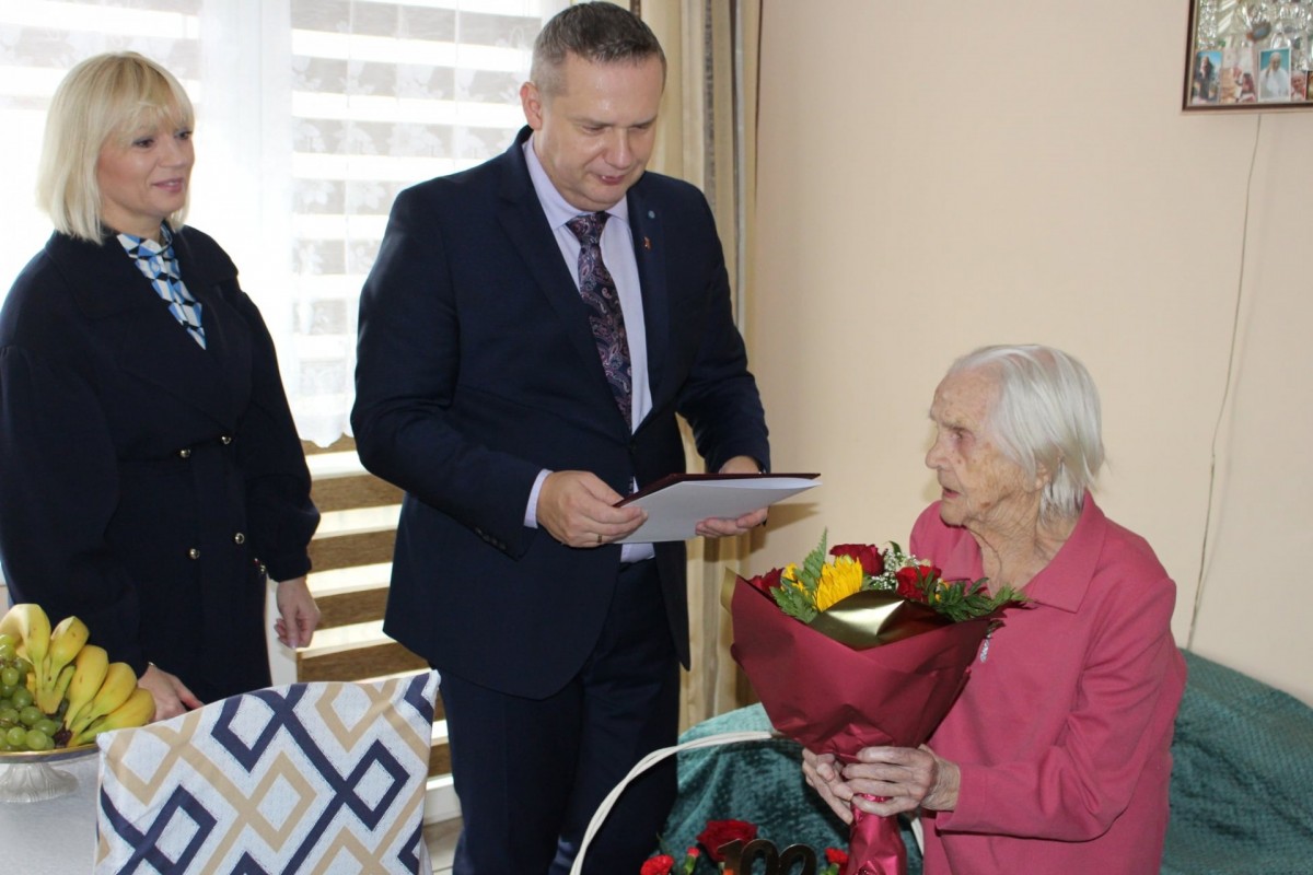 Koło. Z życzeniami i kwiatami burmistrz odwiedził dostojną Jubilatkę