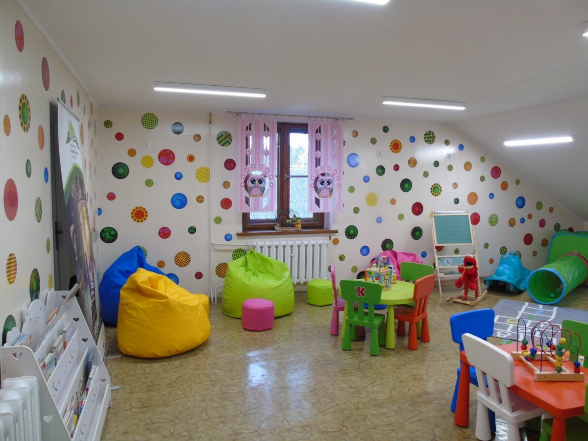 Kolorowa sala dla najmłodszych czytelników w kleczewskiej bibliotece