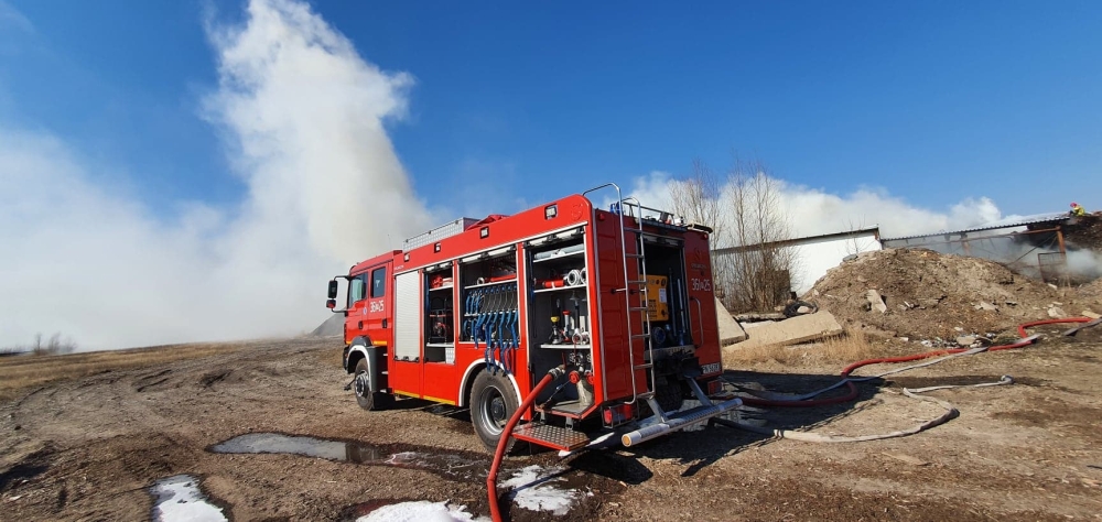 Sławoszewek. Strażacy gasili pożar biomasy przez ponad dziesięć godzin