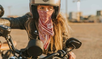 Kominy i chusty Buff: styl, funkcjonalność i doskonała ochrona przed chłodem podczas jazdy motocyklem