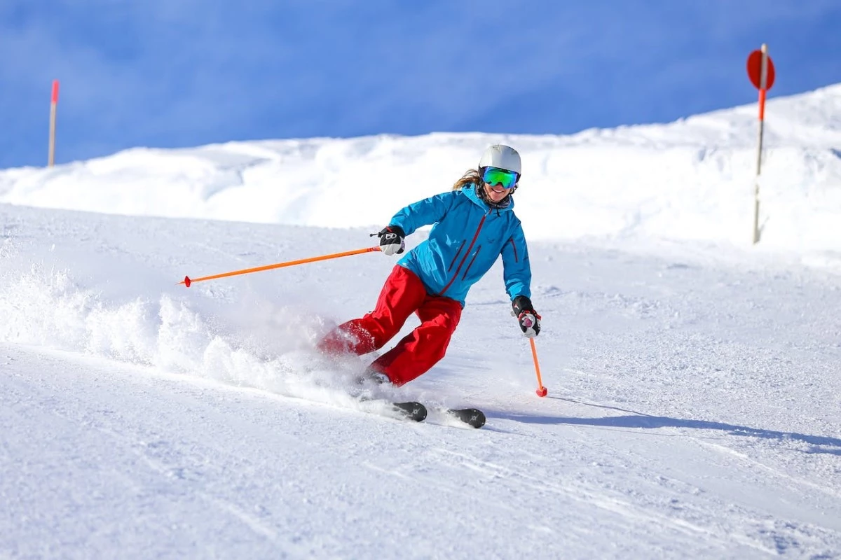 Techniki jazdy na nartach – poznaj je!